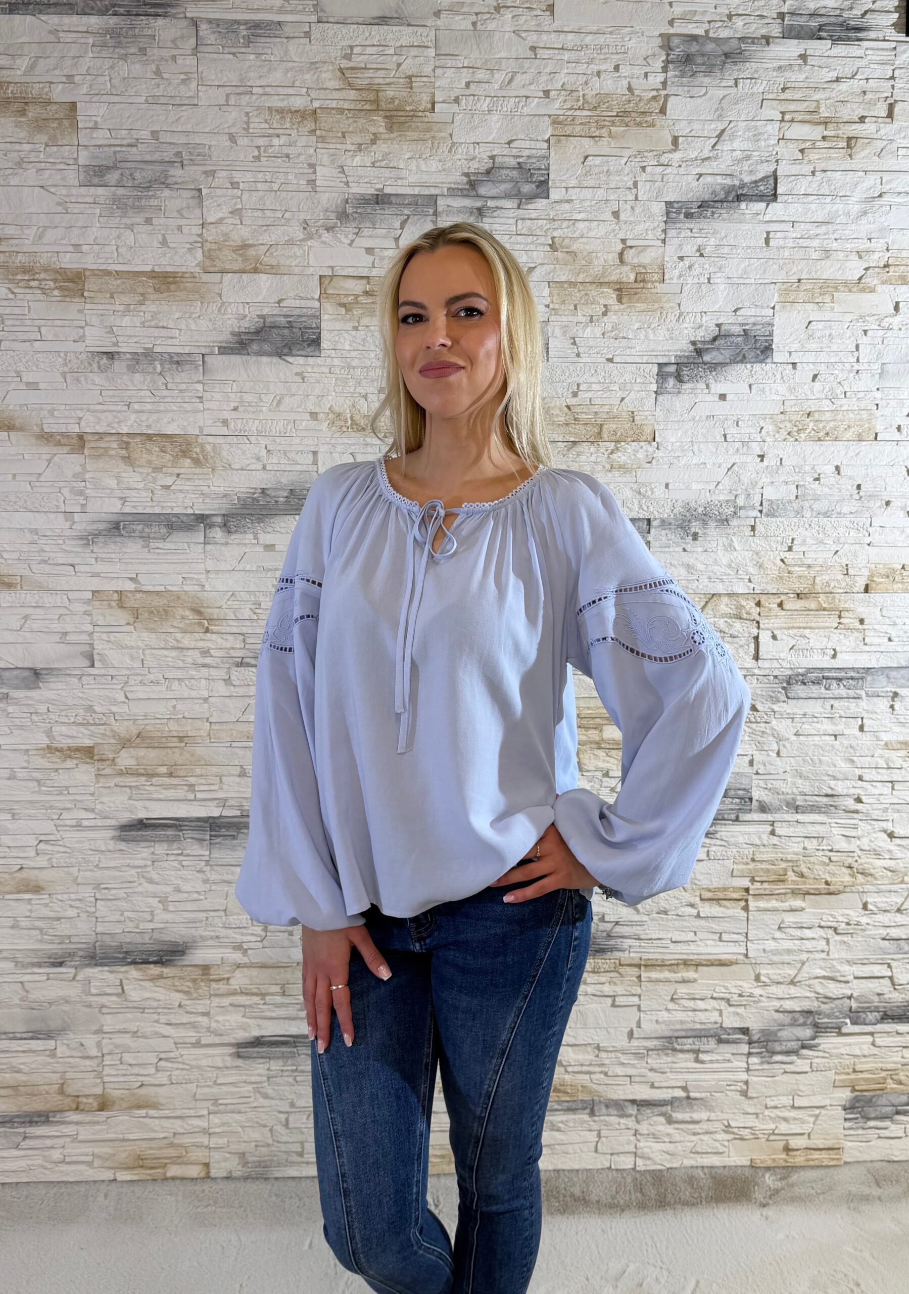 Moteriška juoda palaidinė su raišteliu ir dekoruotomis rankovėmis - Image 5