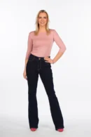 Moteriški tamsiai mėlyni lengvai platėjantys bootcut džinsai