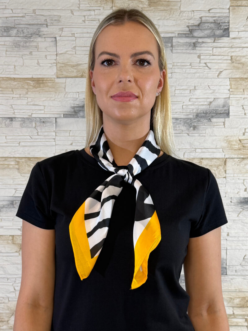 Moteriška dryžuota skarelė su geltonu akcentu