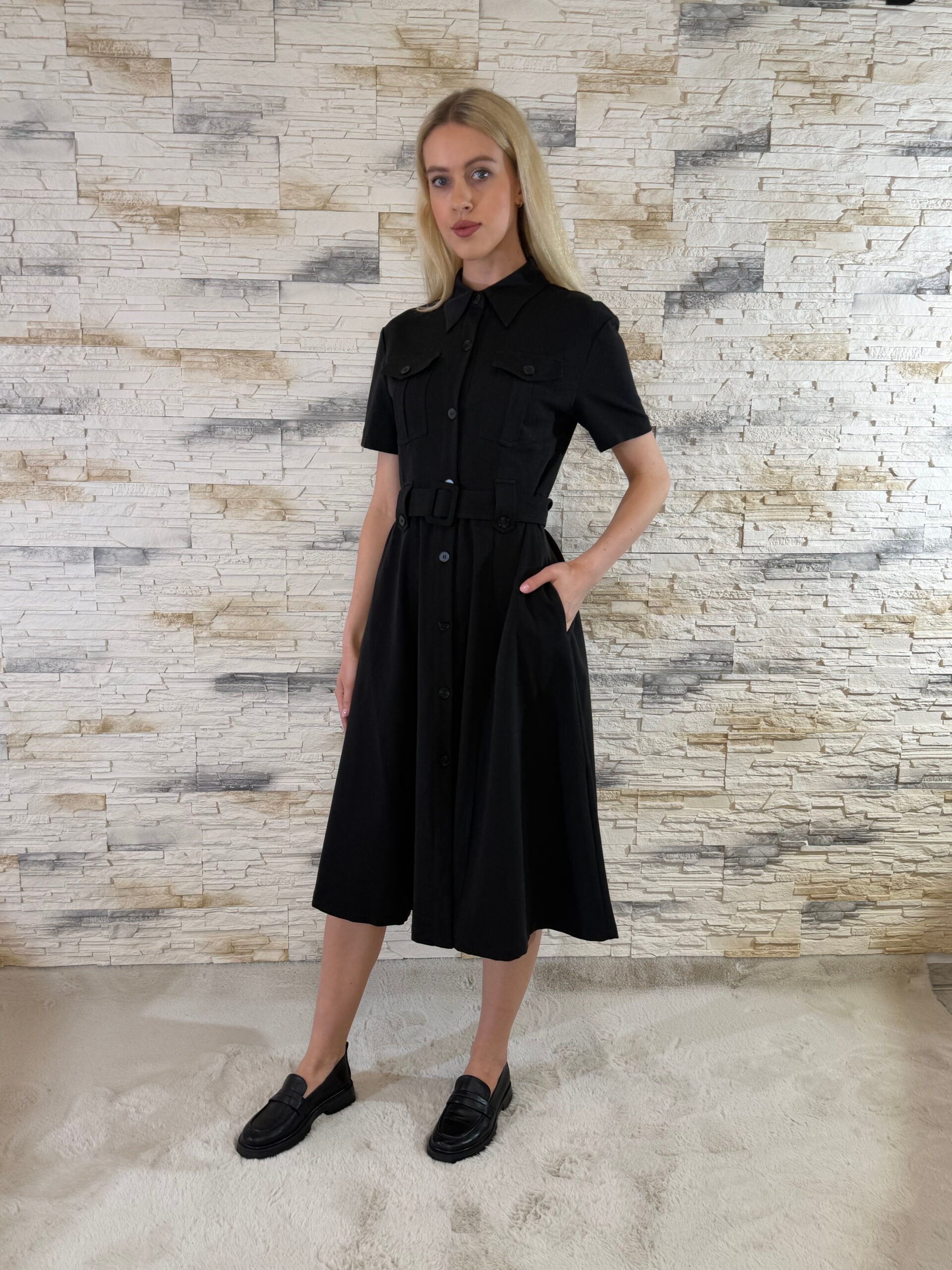 Moteriška juoda suknelė su dirželiu ir apykakle - Image 2