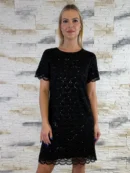Juoda puošni suknelė su blizgiomis detalėmis