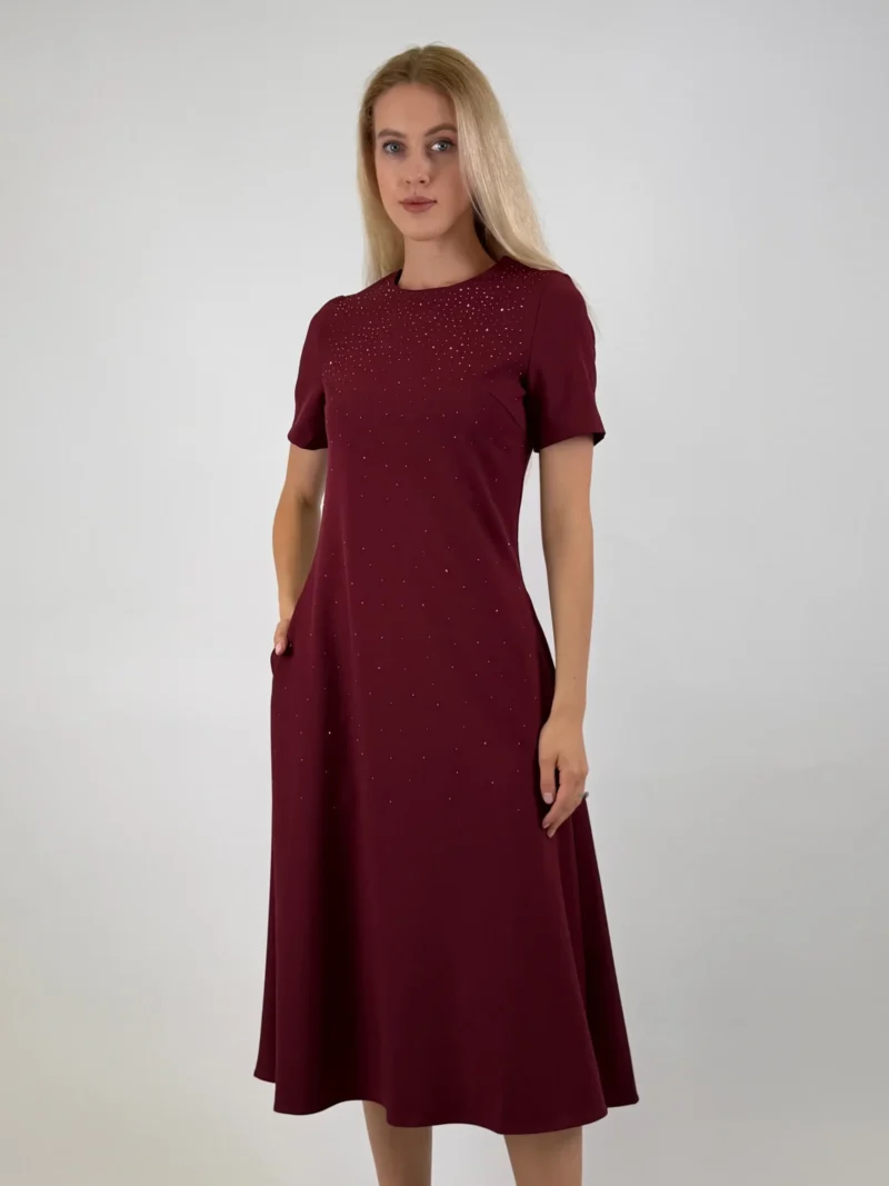Moteriška bordo suknelė su blizgiomis detalėmis
