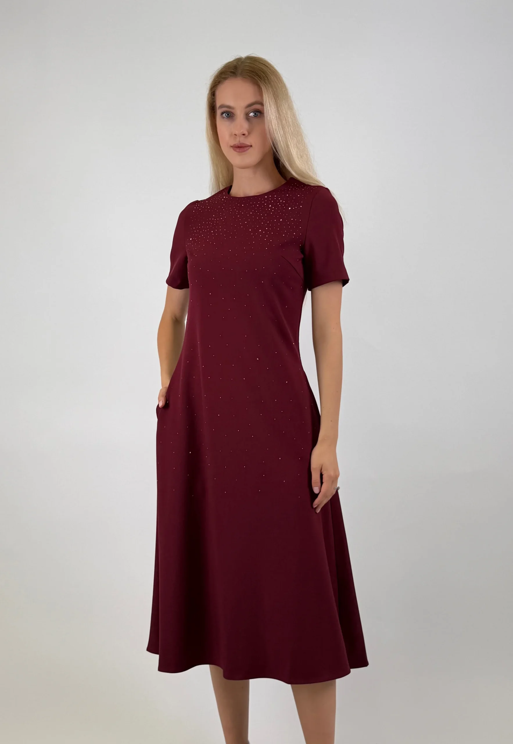 Moteriška bordo suknelė su blizgiomis detalėmis