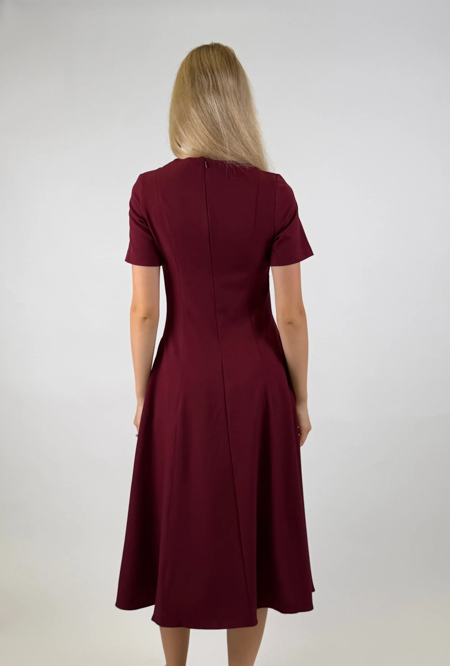 Moteriška bordo suknelė su blizgiomis detalėmis - Image 3