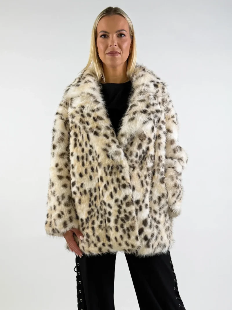 Moteriški leopardo rašto kailiniai