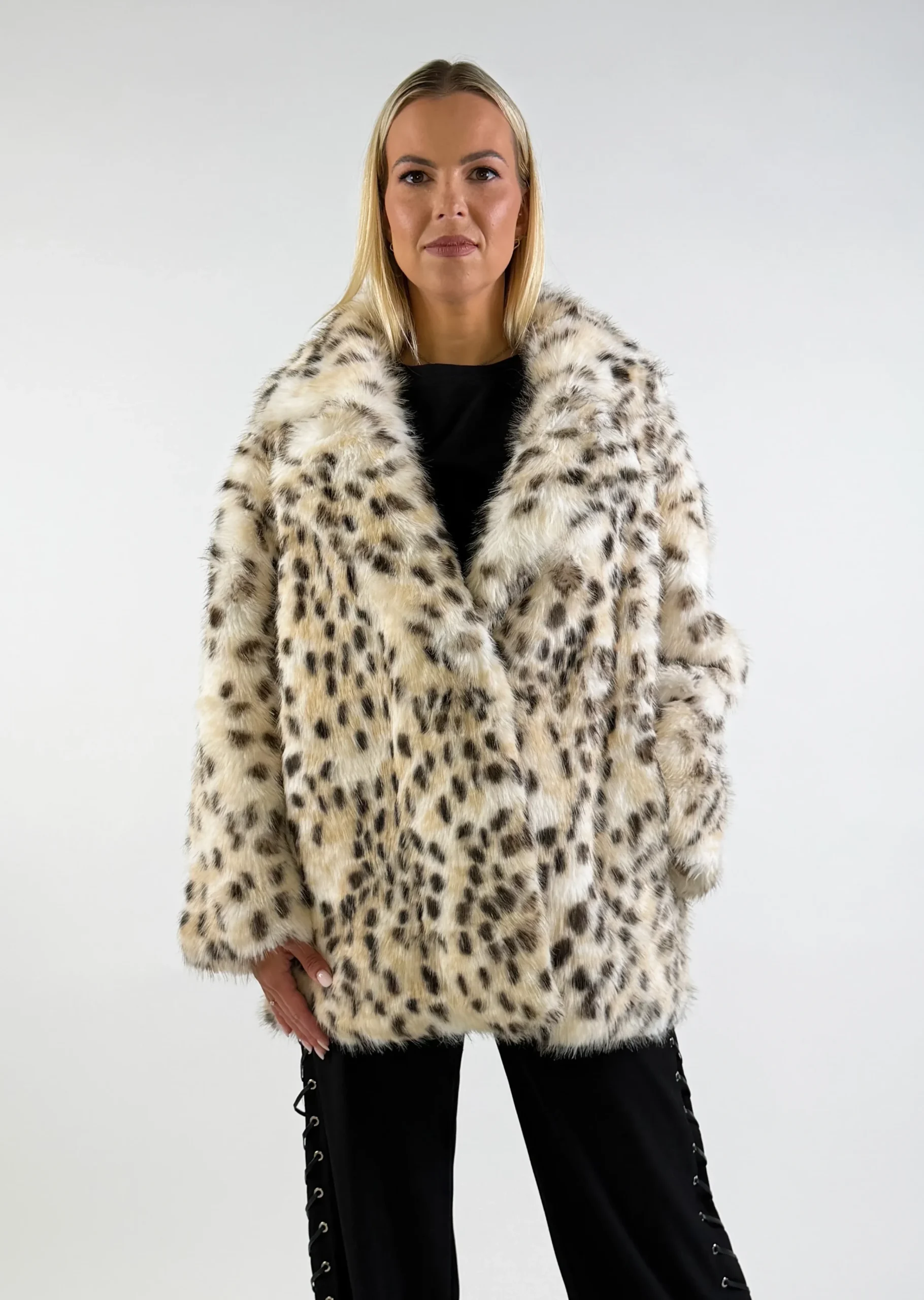 Moteriški leopardo rašto kailiniai