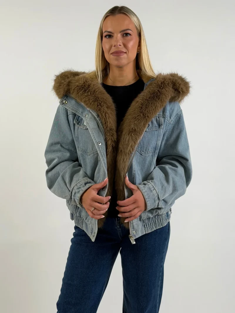 Moteriška džinsinė striukė su kailiuku